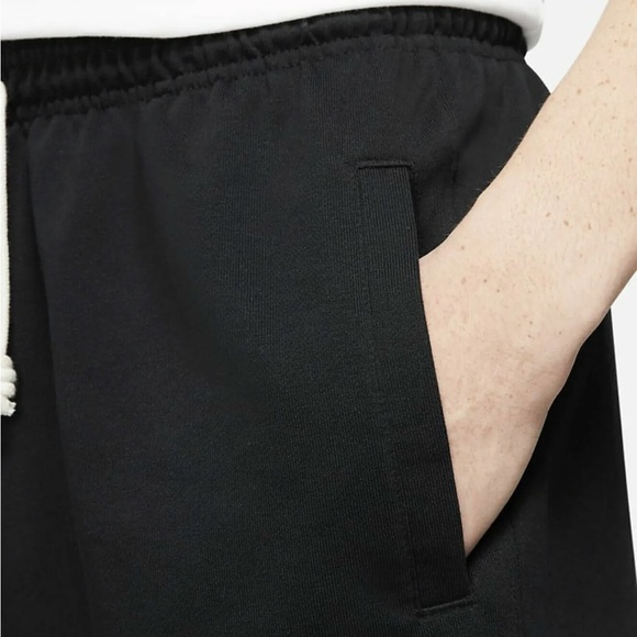 Nike Men's Standard Issue Basketball Athletic Shorts Black/White Size Medium - Picture 3 of 13